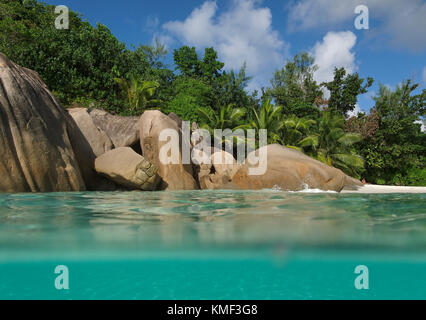 Massi di granito in riva ad Anse Lazio, Baie Sainte Anne district, Isola di Praslin, Seychelles, Oceano indiano, Africa Foto Stock