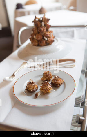 Parigi, Francia. Il ristorante L'Arpege. Tre stelle Michelin. Cuting un pezzo impostato Foto Stock