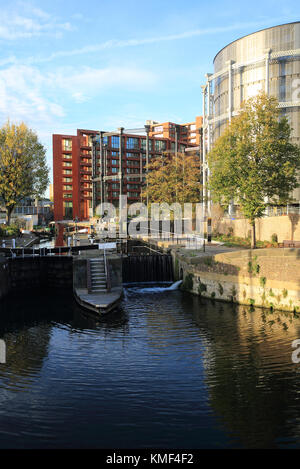 I nuovi appartamenti a Kings Cross Gasholders, da St Pancras Lock sul Regent's Canal, a nord di Londra, Inghilterra, Regno Unito Foto Stock