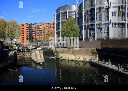 I nuovi appartamenti a Kings Cross Gasholders, da St Pancras Lock sul Regent's Canal, a nord di Londra, Inghilterra, Regno Unito Foto Stock