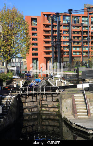 I nuovi appartamenti a Kings Cross Gasholders, da St Pancras Lock sul Regent's Canal, a nord di Londra, Inghilterra, Regno Unito Foto Stock