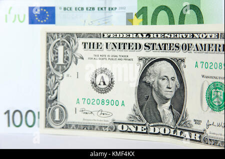 Gli Stati Uniti uno-dollaro ($1) con George Washington e un centinaio di euro nota (€100) © Wojciech Strozyk / Alamy Stock Photo Foto Stock