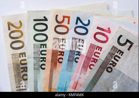 UE valuta - cinque euro nota (€5), dieci euro nota (€10), venti euro nota (€20), cinquanta euro nota (€50), un centinaio di euro nota (€100) e due centinaia e Foto Stock
