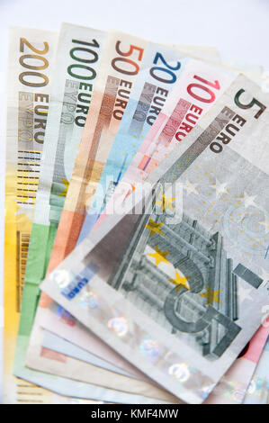 UE valuta - cinque euro nota (€5), dieci euro nota (€10), venti euro nota (€20), cinquanta euro nota (€50), un centinaio di euro nota (€100) e due centinaia e Foto Stock