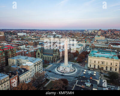 Antenna di Mount Vernon posto a Baltimora, Maryland guardando il Monumento di Washington Foto Stock