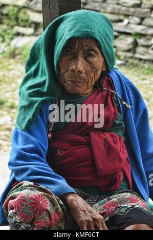 Vecchia donna gurung, circuito di manaslu trek, Nepal Foto Stock