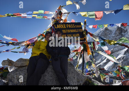 Sulla parte superiore del larkya la pass, circuito di manaslu trek, Nepal Foto Stock