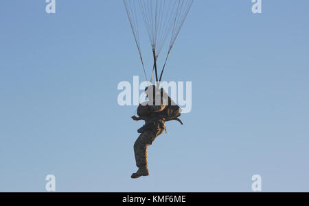 Il paracadutista dell'esercito degli Stati Uniti, con la 528° Brigata di sostegno (operazioni speciali) (Airborne), scende a terra, nella zona di caduta di St. Mere, N.C., 03 novembre 2017. I paracadutisti effettuano regolarmente operazioni aeree per acquisire competenze tattiche su missioni operative speciali. Foto Stock