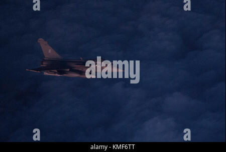 Una forza aerea francese Dassault Rafael conduce attacchi aerei e pattugliamenti nello spazio aereo iracheno e siriano a sostegno dell'operazione Inherent Resolve, 22 novembre 2017. Il Dassault Rafael offre una capacità tattica di attacco aereo e di superiorità aerea durante le missioni di combattimento per le forze degli Stati Uniti e della Coalizione che operano in Iraq e Siria. Foto Stock