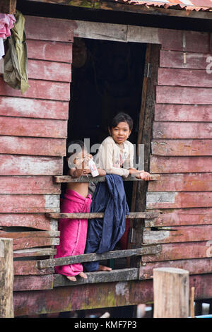 La vita in un mare moken gypsy village, jalan isola arcipelago Mergui, myanmar Foto Stock