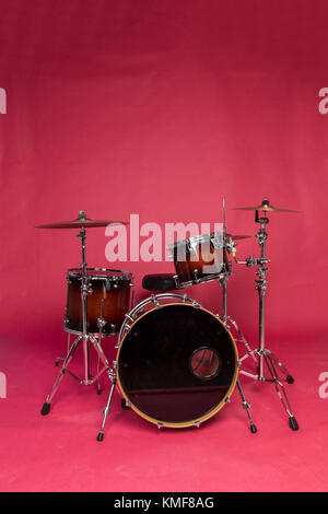 Drum set su uno sfondo rosso Foto Stock
