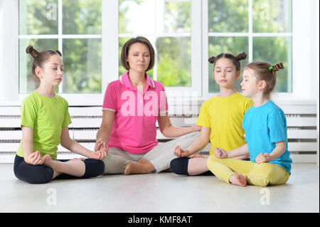 I bambini impegnati in addestramento fisico Foto Stock