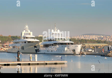 Novembre 2017 - Yacht di lusso ormeggiate nel porto di Tuzla in Turchia, vicino Istanbul. Foto Stock