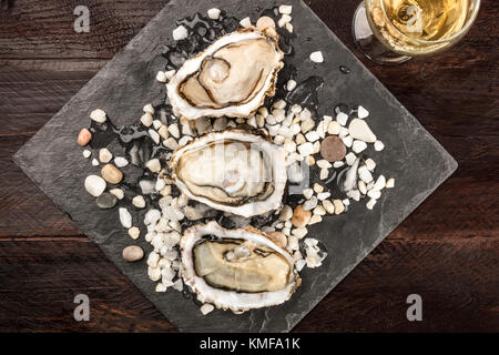 Foto aerea di ostriche con vino e spazio di copia Foto Stock