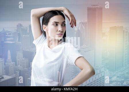 Tranquillo e pacifico donna ricerca di armonia durante la pratica dello yoga a casa Foto Stock