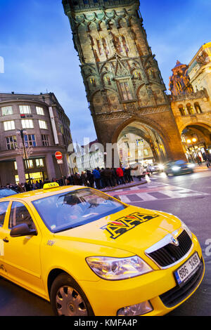 Aaa giallo taxi, pulver gate, prikopy street, città vecchia, Praga, Repubblica ceca Foto Stock