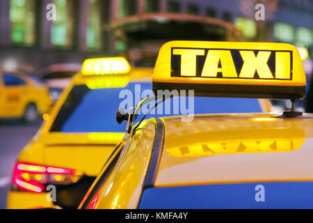 Yellow taxi - taxi a Praga, Repubblica ceca Foto Stock