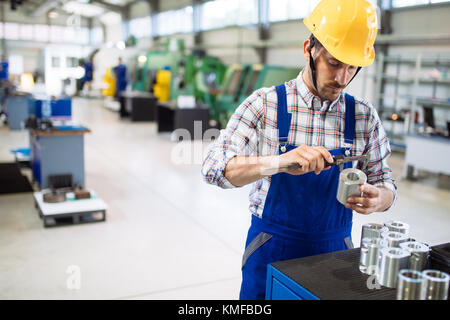 Il supervisore di fare il controllo di qualità e controllo pruduction in fabbrica Foto Stock