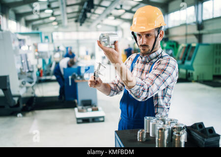 Moderna macchina industriale operatore che lavora in fabbrica Foto Stock