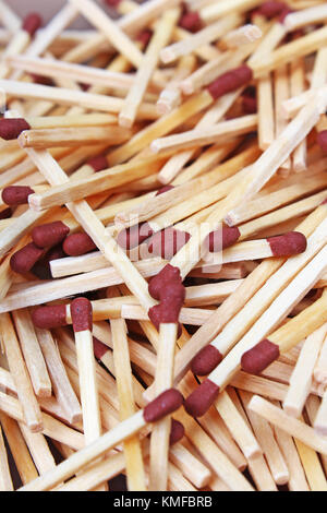 Match bastoni con teste di marrone in una fila. fire corrisponde al modello di texture concetto fiammiferi impilati come sfondo Foto Stock