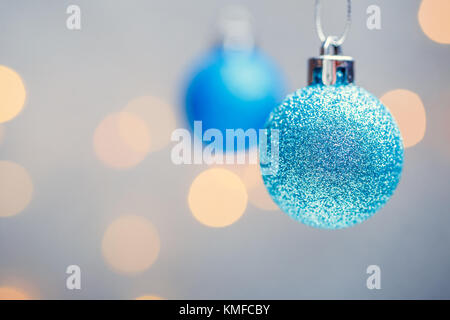 Foto di natale due palle blu su sfondo grigio con macchie. Foto Stock