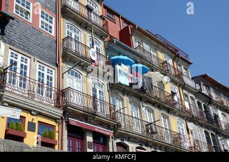 Fila di vecchia città di tradizionali case appartamenti con balconi Riberia Porto Portogallo Foto Stock