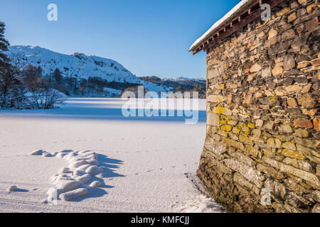 Il Boathouse su congelati rydal acqua Foto Stock