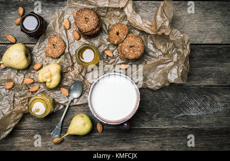 Gustose pere biscotti di mandorle e yogurt su legno rustico. stile rustico e in autunno foto di cibo Foto Stock