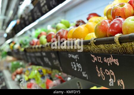 Frutta fresca e altre merci in Ottos arcade, Townsville, Queensland, Australia Foto Stock