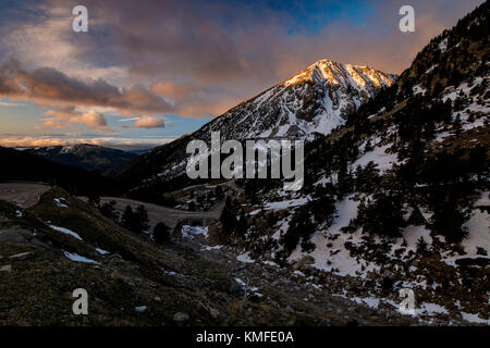 Sunrise light è una luce colorata in confronto con il lato oscuro in cui Sun non è ancora arrivato. Nuvole aiutano a pieno il telaio con un interessante cielo. Foto Stock