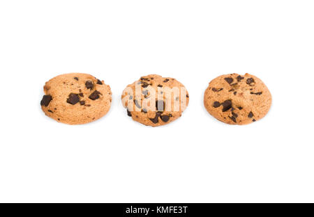 Tre doppie in casa biscotti con scaglie di cioccolato isolato su sfondo bianco Foto Stock