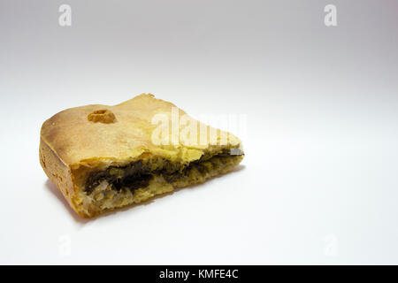 Focaccia con scarole su fondo bianco - pane piatto con indivia. In altra variante con broccoli e salsiccia. Cibo di strada Foto Stock