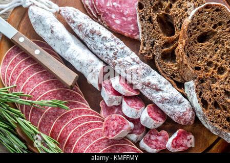 Diversi tipi di salame con dark-pane di segale Foto Stock