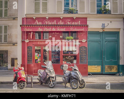 Parigi, Francia-Maggio 5, 2016: un tipico bistro parigino con scooter parcheggiato di fronte a lui. bistro è un piccolo ristorante francese. Foto Stock