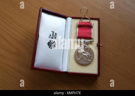 L'Impero Britannico medaglia (BEM) attribuito per la benemerita civile o militare servizio degno di riconoscimento da parte della corona. Nella foto nel Sussex, Regno Unito. Foto Stock