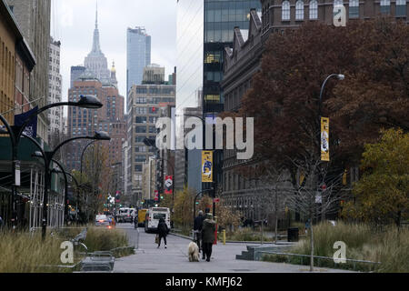Bowery Street con Cooper Square e lo skyline del centro di Manhattan sullo sfondo.New York City.USA Foto Stock
