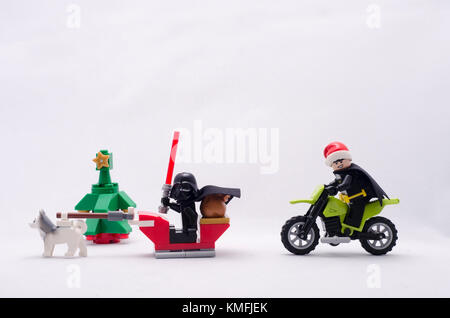 Darth Vader riding babbo natale con la slitta con batman indossa santa hat equitazione dirt bike. lego minifigures sono fabbricati da LEGO. Foto Stock