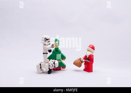 Malaysia, 25 nov 2017. santa claus guardando storm troopers decorare albero di natale. lego minifigures sono fabbricati da LEGO. Foto Stock