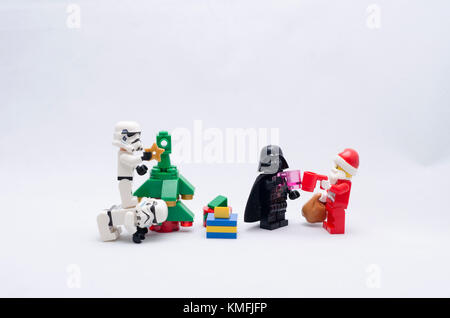 Santa Claus e Darth Vader avente un drink .storm troopers decorare albero di natale. lego minifigures sono fabbricati da LEGO. Foto Stock