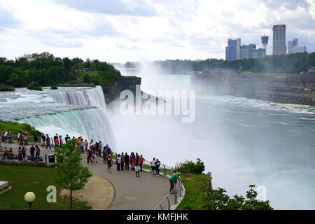 Visitatori (turisti) visualizzazione della Scenic Cascate del Niagara da parte degli Stati Uniti, New York, Stati Uniti d'America Foto Stock