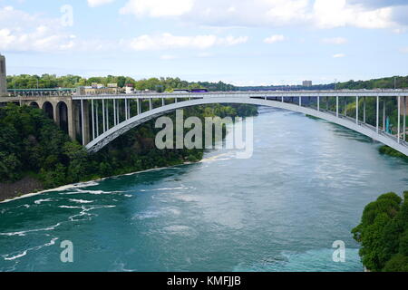 Ponte di Pace, un ponte internazionale tra il Canada e gli Stati Uniti a Niagara Falls, New York, Stati Uniti d'America Foto Stock