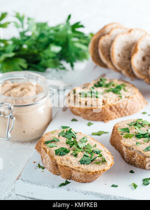 In casa la Turchia pate sul pane Foto Stock