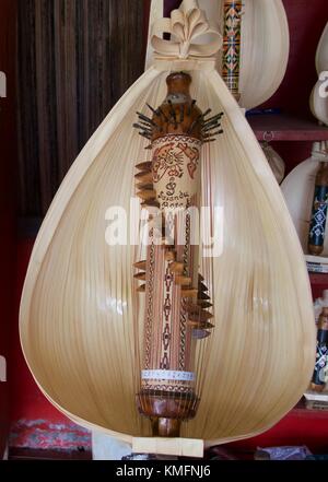 Close up di un montante 'sasandu' (sasando) sul display, un tradizionale , fatti a mano corde dello strumento musicale da Timor Ovest, Indonesia Foto Stock