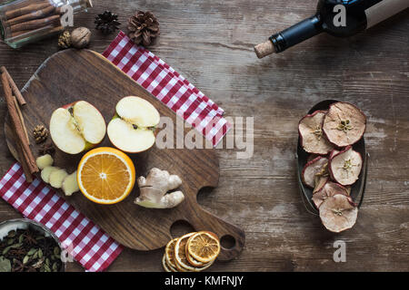 La preparazione di vin brulé Foto Stock