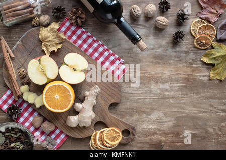 Frutta e zenzero su pannello di legno Foto Stock