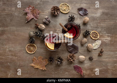 Vin brulé tra pigne e dadi Foto Stock