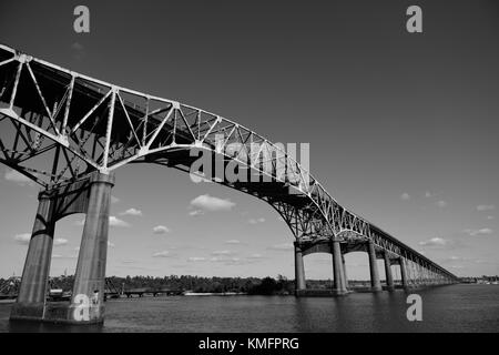 Calcasieu River Bridge, o Louisiana Memorial World War II Bridge che collega Westlake e Lake Charles, Louisiana Foto Stock