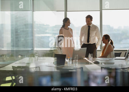 La gente di affari di parlare al computer portatile in sala conferenza incontro Foto Stock