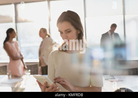 Imprenditrice utilizzando tavoletta digitale nella sala conferenze Foto Stock