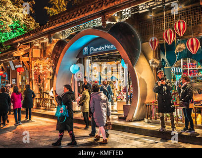 Chengdu Sichuan in Cina, 22 novembre 2017: panda house negozio di souvenir con panda gigante forma della testa porta in jinli antica città Foto Stock